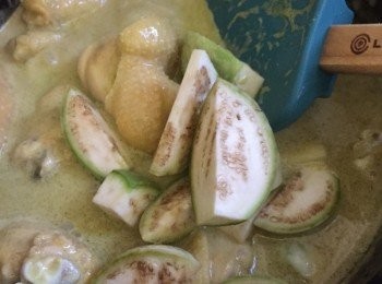 step8: 加入茄子、魚露及糖調味，中火快炒