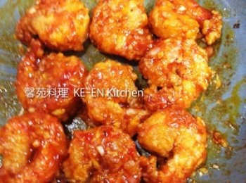 step7: 有香氣出來倒入蝦仁、調味料炒均勻即可