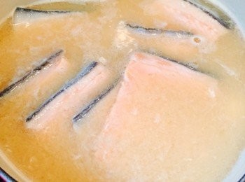 step5: 最後加入三文魚骨，煮滾即成。