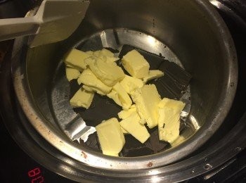 step1: 將奶油與巧克力切小塊，隔水加熱至全部溶化。