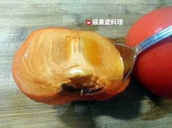 step1: 甜杮對切，用湯匙挖取果肉。