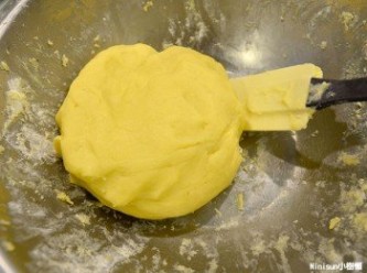 step4: 低筋麵粉分次慢慢加入並且用刮刀切試刮盆底去翻麵糰(麵粉須過篩)