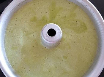 step4: 將打好之蛋白糊漸漸加入蛋黃班蘭糊內， 繼而倒入戚風蛋糕內、 輕手櫈兩三下讓蛋糕內的空氣均勻櫈出