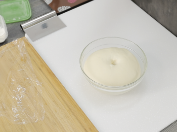 step2: ​第一次發酵40度40分鐘或至兩倍大，用手指篤窿測試是否發酵完成，取出按走空氣，分割滾圓。
＊建議以麵團總重除以麵團數，計算出適合的重量。
麵團打的好，手粉適量即可，滾圓之後等15分鐘鬆弛。