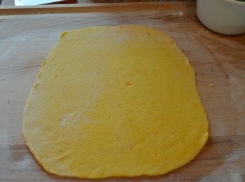 step8: 取1個小麵團揉成圓球，然後壓扁，再用桿麵棍慢慢桿開成為一塊大薄片。（約0.2cm厚）