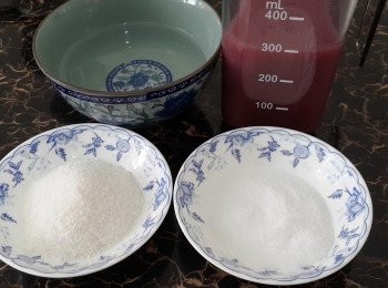 step4: 取300ml石榴汁，準備好蒟蒻果凍材料