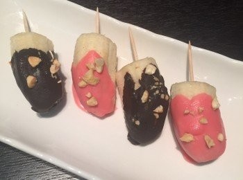 step4: 造型圓圓、小巧的香蕉冰棒
是不是很可愛呢？
 
而且自己做的，用料十分實在！
是貨真價實的"水果"冰棒唷^^
 
家裡有小朋友的，
甚至可以跟孩子們一起動手做這道簡單的冰棒
不僅增進親子間情感、也能給孩子們消消暑唷