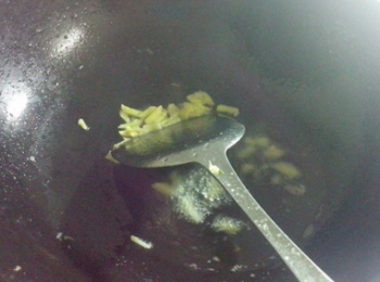 step3: 熱油鍋，爆香蒜末。