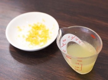 step3: <span class="group_2">酸忌廉檸檬內餡</span>檸檬洗淨抹乾，刨出檸檬皮黃色的部份成檸檬皮屑（千萬不要刨出白色的部份），然後切開檸檬榨出檸檬汁備用（一邊榨汁一邊用手或網篩隔走檸檬核）