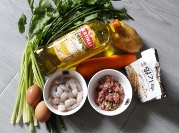 step1: 準備材料，先將豬肉碎用小許生抽，美極鮮醬油，生粉，蔥粒，鹽，糖醃味。蝦仁用小許鹽，油，胡椒粉，美極鮮醬油調味。