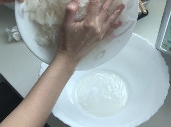 step3: 用手擠壓白蘿蔔，擠出蘿蔔水（490克的白蘿蔔可擠出逾200克水）