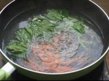 step2: 倒入清水到鍋中煮開，放入蕨菜燙熟後撈出瀝乾水分，再放入菠菜和紅蘿蔔絲汆煮1分鐘後撈出
