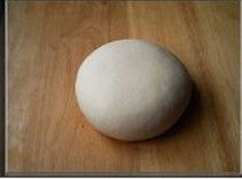 step2: 面成團後取出，放面板上揉成光滑的麵團，蓋上籠布醒面，面醒的時間越久越筋道，我這個醒了半天。