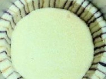 step2: 蛋糕片放涼後，裁剪出兩片略小於6寸圓片，3條寬3cm 蛋糕片，抹藍莓果醬後疊加切成1cm寬蛋糕條，取一圓片和蛋糕條碼放於圓模中。