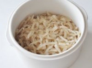 step4: 豬皮切細絲，放入燉盅，加2倍水。設置4小時。