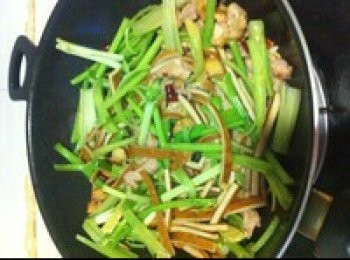 step4: 再放入香乾，芹菜炒一下，加一點點鹽按個人口味，加一點點開水蓋鍋蓋燜兩分鐘