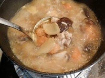 step4: 大火將湯再次燒開後，轉中小火煮20分鐘左右。再加入辣醬、辣椒粉、生抽、料酒、糖、鹽，調味。