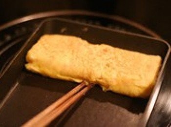 step5: 再次塗抹油，把剩下的蛋液倒進去，再折幾折翻過來以後就做好了