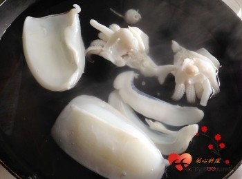 step8: 水燒開後關火,放花枝蓋著泡5分鐘左右