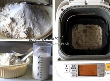step1: (Panasonic SD-BMS105T Mode15 披薩麵糰模式)

首先將材料 (1)~(3) 放進麵包機容器中
再倒進一大匙沙拉油、最後倒下鮮奶或等量的水
酵母粉置於麵包機的酵母容器中
選擇模式為 Mode15 《披薩麵糰》模式
讓機器跑完全程，約 45 分鐘左右。