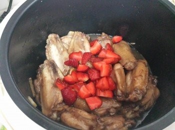 step4: 最後可加入新鮮士多啤梨拌勻即可。