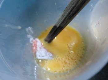 step6: 再將每一塊三文魚沾上蛋漿