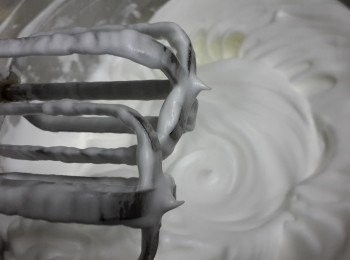 step11: 打至蛋白有紋路，拉起來有尖尖的小角，即可（硬性發泡）