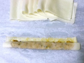 step6: 邊沿位置搽少許花生醬...黏實！