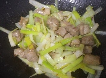 step2: 撈起豚肉粒備用，同鑊下大蔥段，炒1分鐘, 
將調味料拌勻，加入鑊內與大蔥齊炒, 
加入豚肉粒炒,  直至豚肉粒全熟即可