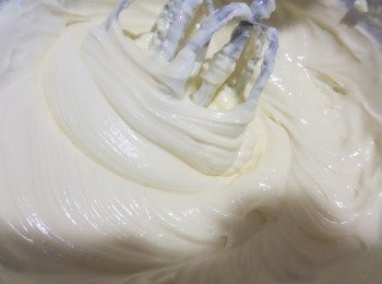 step1: 用大盤放入已溫室軟化的忌廉芝士和糖用搞拌機徹底拌勻. 打發至幼滑狀,加入雞蛋拌勻再加入雲呢拿香油，用搞拌機完全拌勻即可，不要過份地打發，這會使蛋糕在烘烤過程中容易開裂。