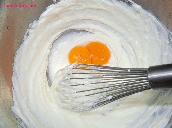 step3: 奶油奶酪用微波爐加熱讓它軟化後放入攪拌盆中（底下隔著熱水）打發後再加入蛋黃3個仔細攪拌均勻.