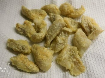 step7: 煎/ 炸到金黃色後放上廚房紙上吸去多餘油份