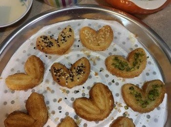 step12: 之後再反轉塗上少許蜜糖，灑上芝麻、花生、開心果，再焗多2-3分鐘至金黃色便可