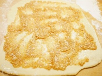 step3: 麵團第一次發酵後取出桿平, 平均塗上蘋果餡後捲起, 捏好收口向下, 切成2cm 左右厚