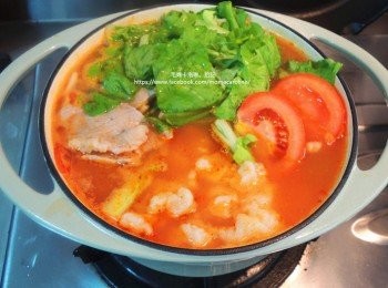 step5: 湯滾了之後，將麵疙瘩、豬肉片、小白菜放入，再一次煮滾就可以熄火