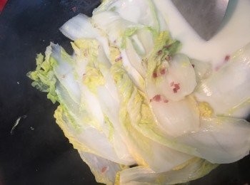 step5: 加入雞湯、忌廉、淡奶、鹽、金華火腿汁及一半金華火腿，用中火煮至旺菜淋身，轉大火，加入生粉茨（生粉+水拌勻）