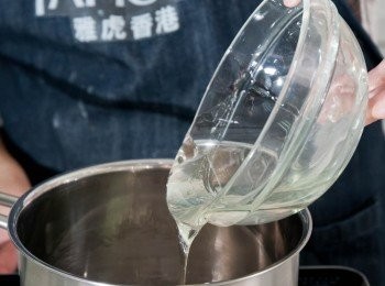 step2: 先將水麥芽放入鍋中以小火慢煮成糖膠至約130-138度,(在煮糖膠的過程中完全不要攪拌否則煮糖升温不夠，水份蒸發不掉便會失敗)