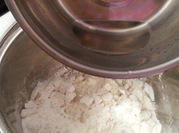 step3: 先用煮好的糖水慢慢加入糯米粉中搓揉,再加其餘清水搓至粉團軟滑(因糯米粉受水不同,水份要慢慢加入,水份量亦會加多或減少)