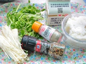 step1: 備料：台灣山藥（牛奶山藥）、牛奶、豆苗菜、金針菇、胡椒鹽、綜合香料