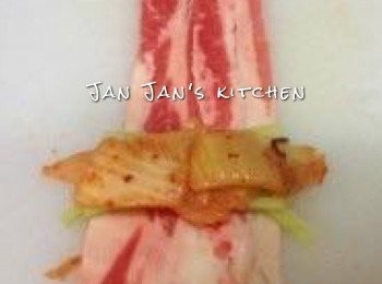 step1: 取2片肥牛，放上泡菜及蔬菜條。