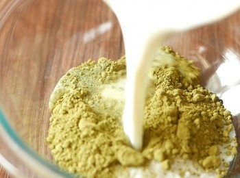 step8: 把砂糖和抹茶粉倒入碗中，加入熱牛奶攪拌至溶化。