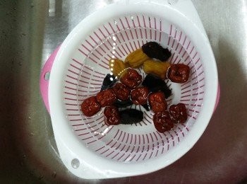 step1: ☔今日
紅棗/南棗/蜜棗浸洗乾淨，紅棗去核切開