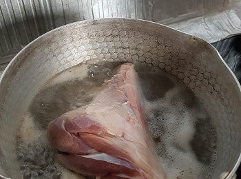 step1: 先將羊膝用凍水飛水( 原因如果用熱水加入羊膝下由於熱脹冷縮的原理、羊膝一下子肉質會被鎖緊，所以用凍水落會較為理想) 拿出來之後用一碗熱水冲洗一次便完成