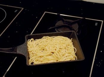 step3: 麵條煮好立即起鍋,放入盤上或剛才使用過的煎鍋,加入一小匙油,用筷子稍加翻動麵條讓它裹上油脂及快速冷卻。亦可用電風扇幫助冷卻,這就是"涼麵"的製作方法,經過快速風乾冷卻,麵條會變得Q彈又好吃喔!