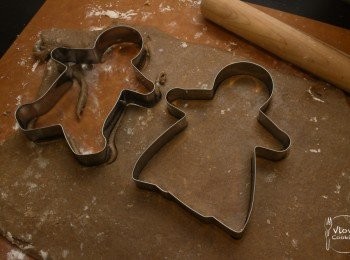 step7: 之後取出桿平至5mm 厚, 用曲奇模印出薑餅人