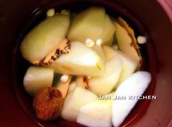 step2: 川貝浸半小時，期間換1-2次水。喜歡可磨粉，磨粉要先將川貝乾燥了才磨。有熱咳可放川貝，否則可省。雪梨去核切件，將所有材料放入燉鍋，加水，燉2小時即可。https://m.facebook.com/profile.php?id=1013038405396937