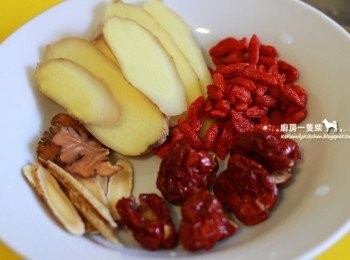 step1: 所有中藥洗淨，跟約5~6片薑片一起放入湯鍋中備用。