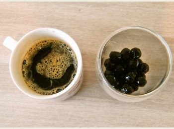 step2: 咖啡粉用100ml的熱開水沖泡後備用，黑木耳QQ圓(咖啡)則倒入杯中。