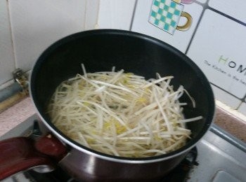 step3: 芽菜＄6，　滾水煮1分鐘，　撈起瀝乾，下一茶匙麻油,　１/３茶匙鹽，　撈勻，放在碗中等數分鐘，再用篩隔去水分  ( 芽菜分成兩份, 一份留拌飯用, 
一份放碟中做前菜 )