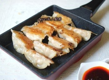 step20: 鍋貼有著水餃的Q彈外皮,也有焦酥的口感。